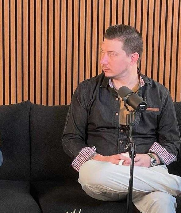 Nick Paladino recording The Frictionless Experience podcast